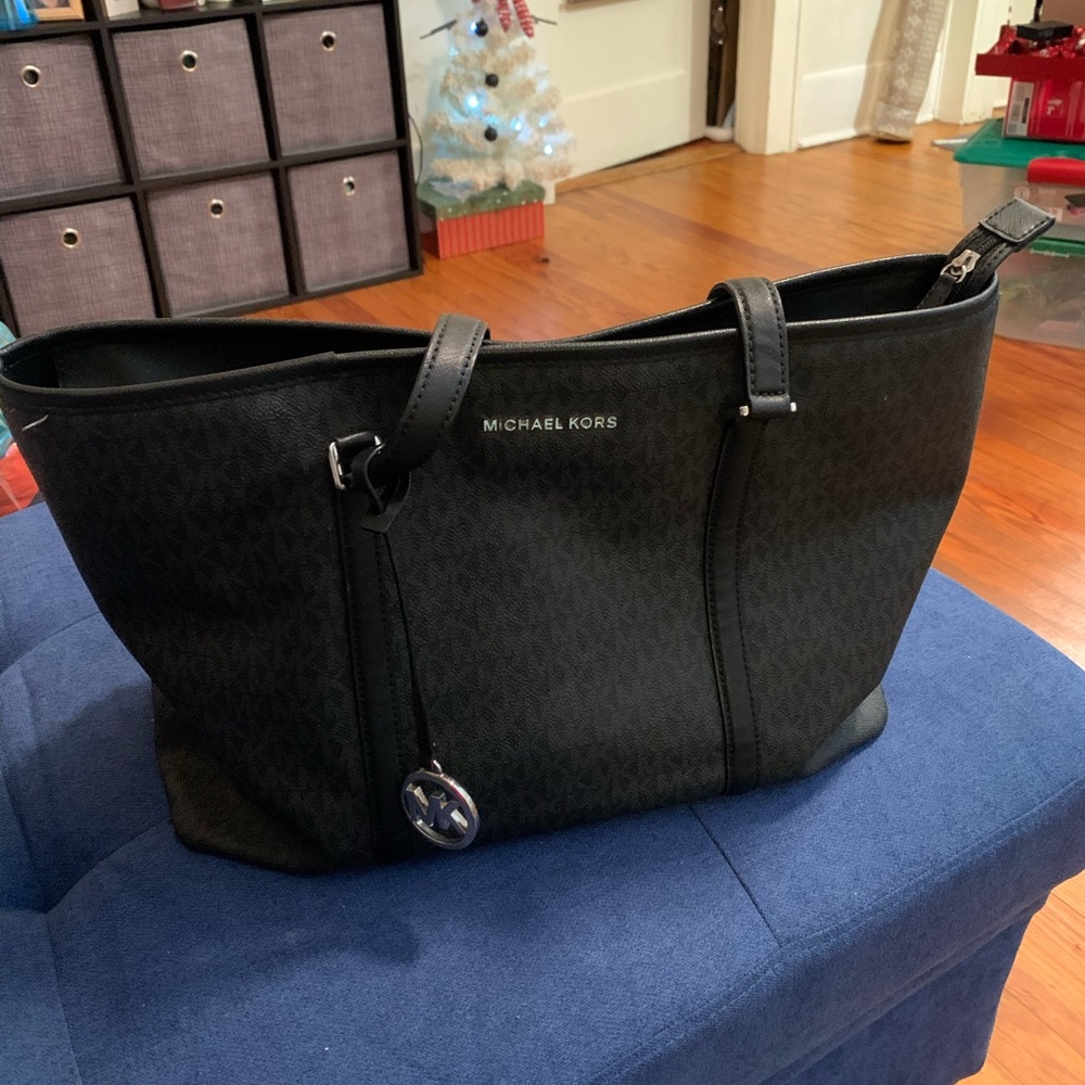 Beautiful Michael Kors Purse in EUC